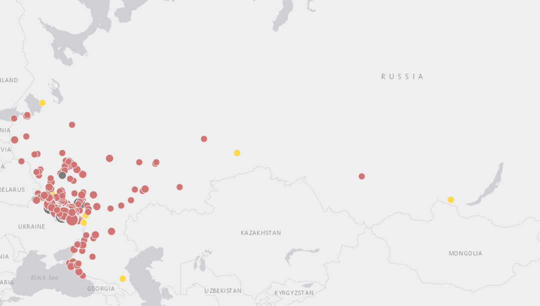 Die Karte stellt sicherheitsrelevante Ereignisse innerhalb Russlands im Zeitraum 17.5.2023-17.5.2024 dar, wobei hier zwei Kategorien angezeigt werden: Kampfhandlungen (gelb) und Explosionen/'remote violence' (rot). Die dunkelgrauen Punkte beinhalten sowohl Kämpfe als auch Explosionen/'remote violence'. Wie auf der Karte zu sehen ist, konzentrieren sich die sicherheitsrelevanten Ereignisse auf westliche Teile Russlands. 
